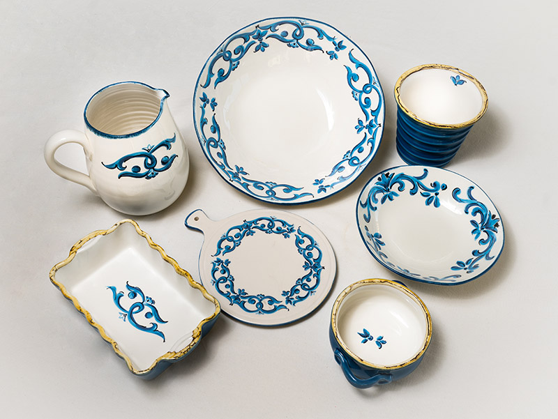 Astro Line Mastrogiorgio dinner service in handcrafted Italian ceramic, traditional blue decoration on a white background.